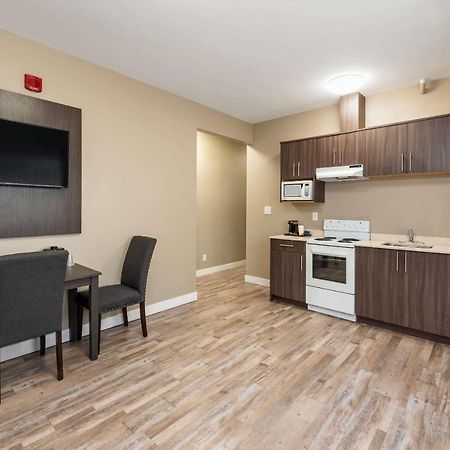 Econo Lodge Принс-Джордж Экстерьер фото
