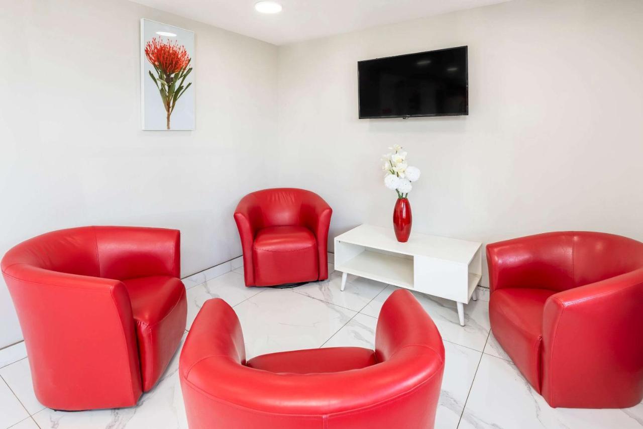 Econo Lodge Принс-Джордж Экстерьер фото