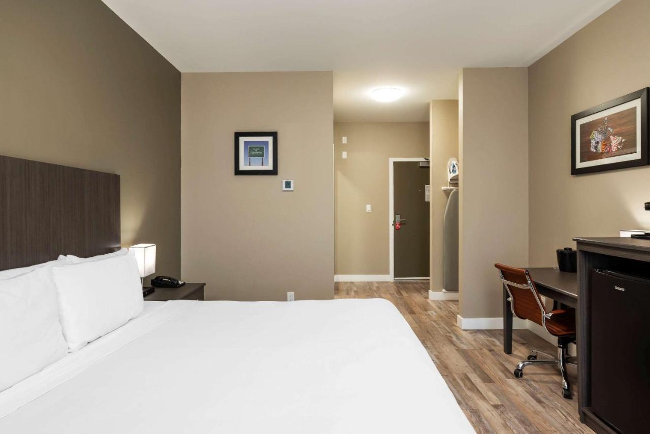 Econo Lodge Принс-Джордж Экстерьер фото