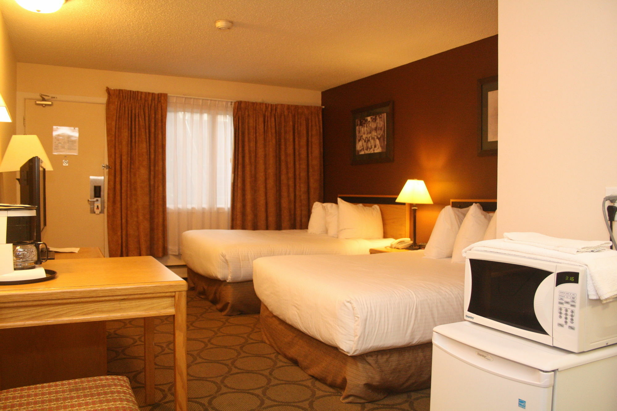 Econo Lodge Принс-Джордж Экстерьер фото