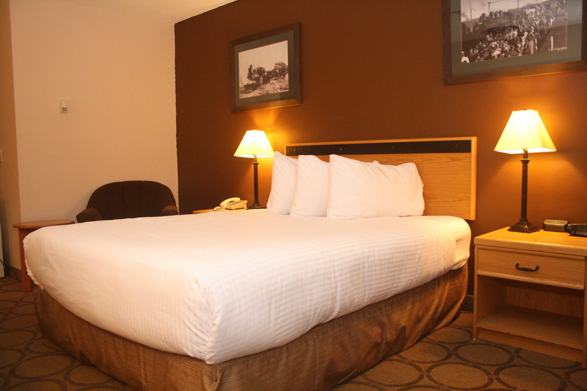 Econo Lodge Принс-Джордж Экстерьер фото